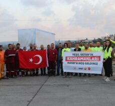 Ege Bölgesi'ndeki yangınlarla mücadele edip Hatay'a dönen “alev savaşçılarına” duygusal karşılama