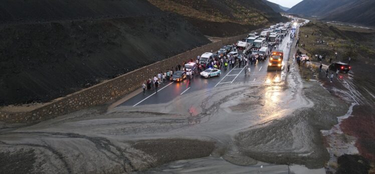 GÜNCELLEME – Heyelan dolayısıyla kapanan Erzincan-Sivas kara yolu ulaşıma açıldı