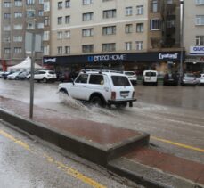 Erzurum'da sağanak yaşamı olumsuz etkiledi