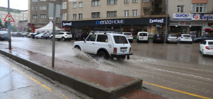 Erzurum'da sağanak yaşamı olumsuz etkiledi