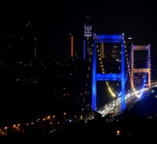 İstanbul'un iki köprüsü Ukrayna bayrağı renklerine büründü