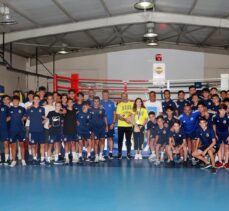 Fenerbahçe'de altyapı futbolcuları, olimpiyat ikincisi milli boksör Buse Naz Çakıroğlu ile bir araya geldi
