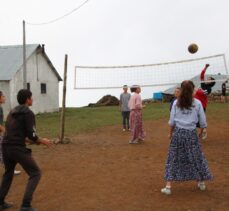 Gümüşhane'de genç kızların yaylada oynadıkları voleybol maçları büyük ilgi görüyor