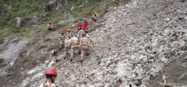 Hindistan’da otoyolda meydana gelen heyelanda ölü sayısı 13’e çıktı