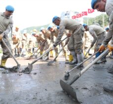 İçişleri Bakanı Soylu sel bölgesinde incelemelerini sürdürdü