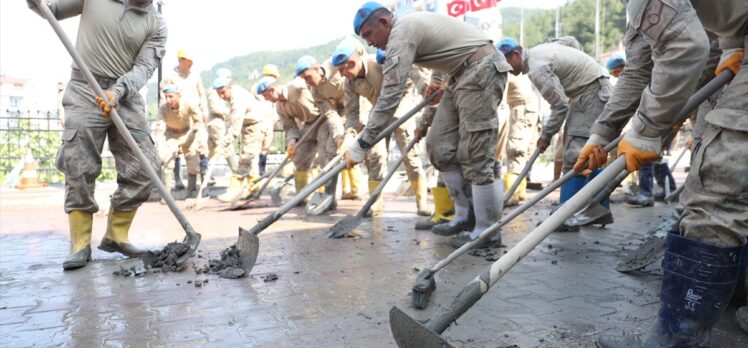 İçişleri Bakanı Soylu sel bölgesinde incelemelerini sürdürdü