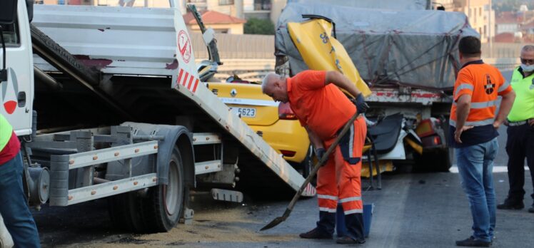 İzmir'de taksinin tıra çarpması sonucu 1 kişi öldü, 2 kişi yaralandı