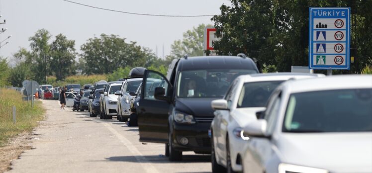 Kapıkule'deki yoğunluk nedeniyle, dönüşteki gurbetçiler diğer sınır kapılarına yöneliyor