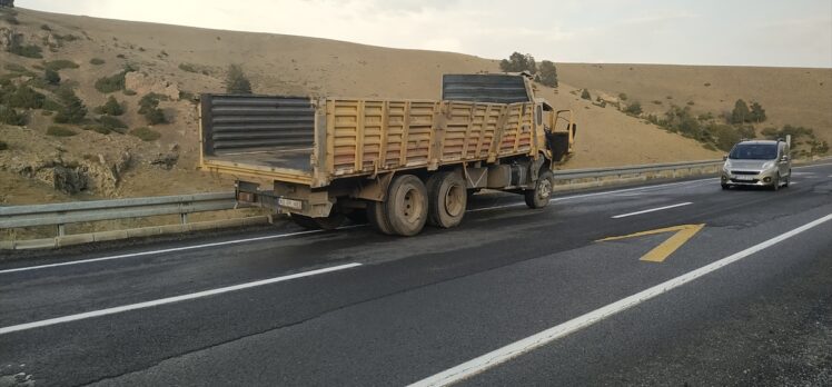 Kars'ta kaza yapan traktör yüklü kamyonun sürücüsü yaralandı