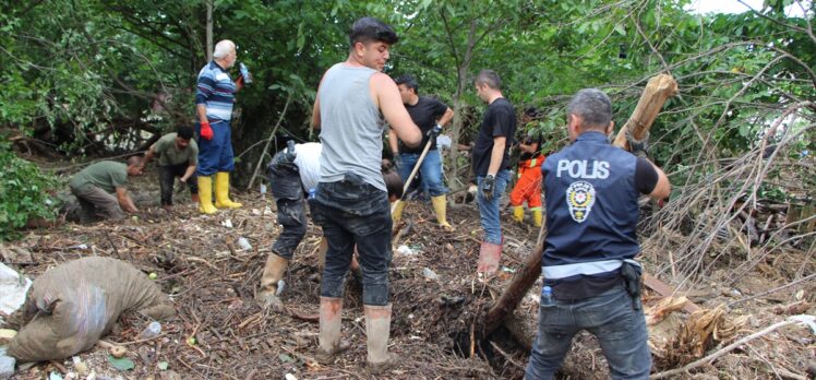 Kastamonu'da babasının yanında sele kapılan Rabia Aydemir'i arama çalışmaları sürüyor