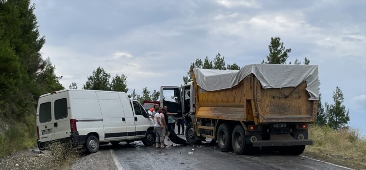 Kastamonu'da hafriyat kamyonu ile hafif ticari araç çarpıştı: 3 yaralı