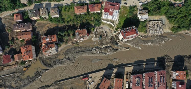 Kastamonu'nun Bozkurt ilçesindeki arama kurtarma ve enkaz çalışmaları aralıksız sürüyor