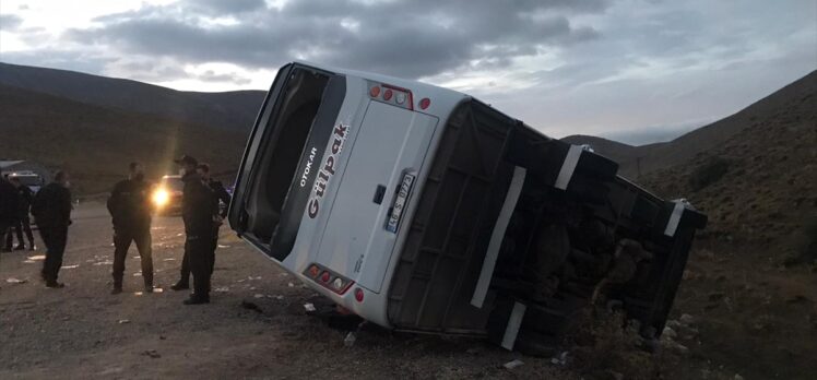 Kayseri'de midibüs şarampole devrildi: 19 yaralı