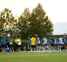 Kayserispor'un yeni teknik direktörü Hikmet Karaman, takımla ilk antrenmanına çıktı: