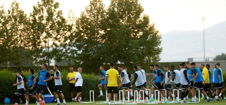 Kayserispor'un yeni teknik direktörü Hikmet Karaman, takımla ilk antrenmanına çıktı: