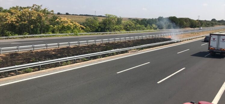 Kırklareli'nde otoyol üzerindeki ağaçlık alanda çıkan yangınlar söndürüldü