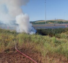 Kocaeli'de bariyere çarptıktan sonra yanan otomobil kullanılamaz hale geldi