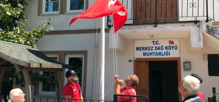 Kocaelili Mehmet dedenin istediği Türk bayrağı köyünün muhtarlığı önünde 5 metrelik direğe asıldı