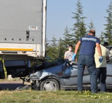 Konya'da tıra çarpan otomobilde 1 kişi öldü, 1 kişi yaralandı