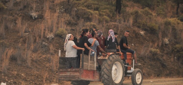 Köyceğiz'de orman yangınlarının tehdit ettiği bir mahalle daha boşaltıldı