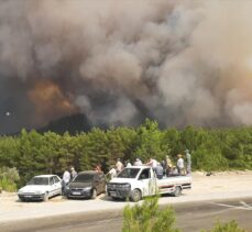 Manavgat'ta alevlerin tehdit ettiği mahalle tedbir amaçlı boşaltıldı