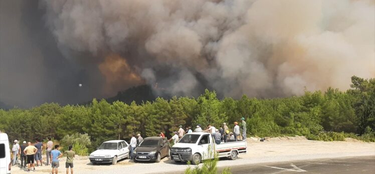 Manavgat'ta alevlerin tehdit ettiği mahalle tedbir amaçlı boşaltıldı