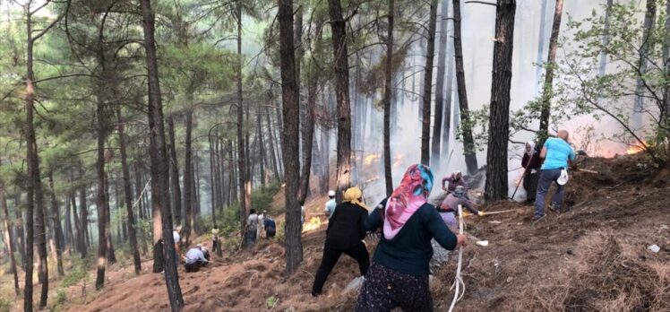 Manavgat'ta yangının mahallelerine sıçramaması için çiftçiler de çalışmalara destek verdi
