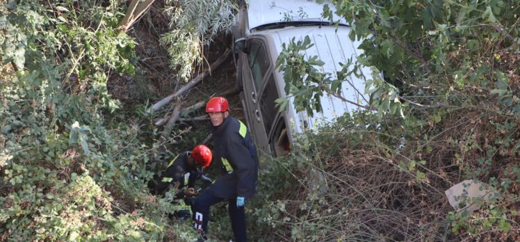 Manisa'da dereye devrilen araç sürücüsü ağır yaralandı