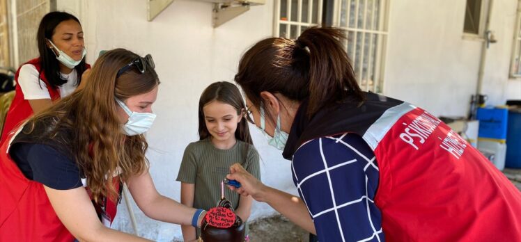 Marmaris'te yangından dolayı doğum günü kutlayamayan minik Merve'ye pasta kesildi