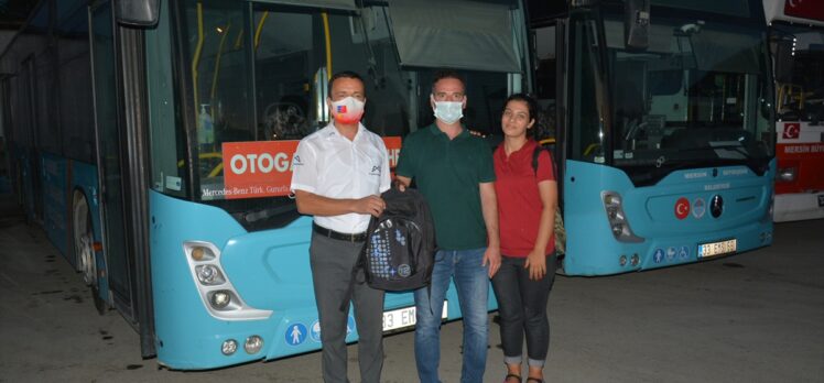 Mersin'de belediye otobüsünde unutulan düğün takılarının bulunduğu çanta sahiplerine verildi