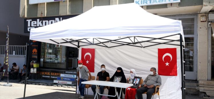 Muş'ta çocukları PKK'lı teröristlerce dağa kaçırılan aileler, evlatlarına kavuşacağı günü bekliyor