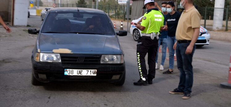 Muş'ta mobil ekipler kontrol noktalarına aşı standı kurdu