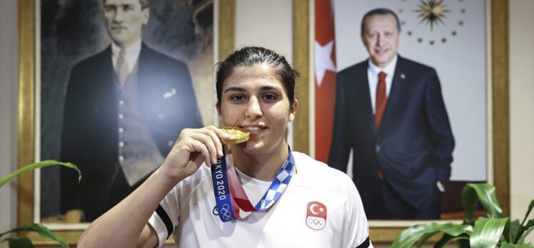 Olimpiyat şampiyonu Busenaz Sürmeneli, Bahçelievler Belediyesini ziyaret etti