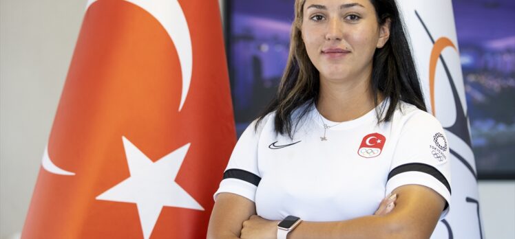 Olimpiyat şampiyonu Mete Gazoz altın madalyasıyla Federasyon Başkanı Topaloğlu'nu ziyaret etti