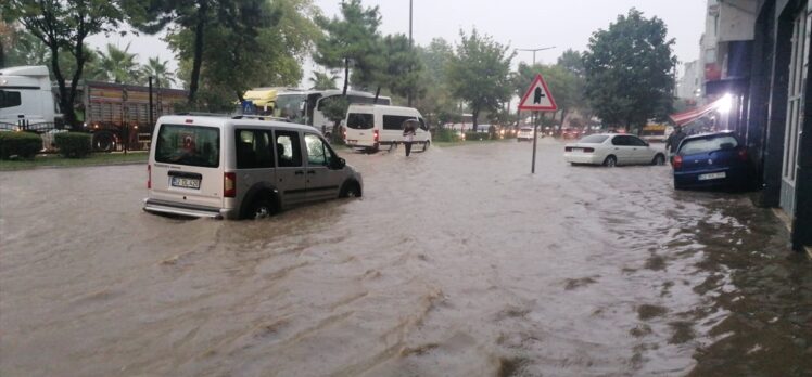 Ordu'nun Fatsa ilçesinde Karadeniz Sahil Yolu'nu su bastı