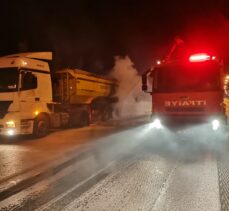 Osmaniye'de seyir halindeki tırın lastikleri alev aldı