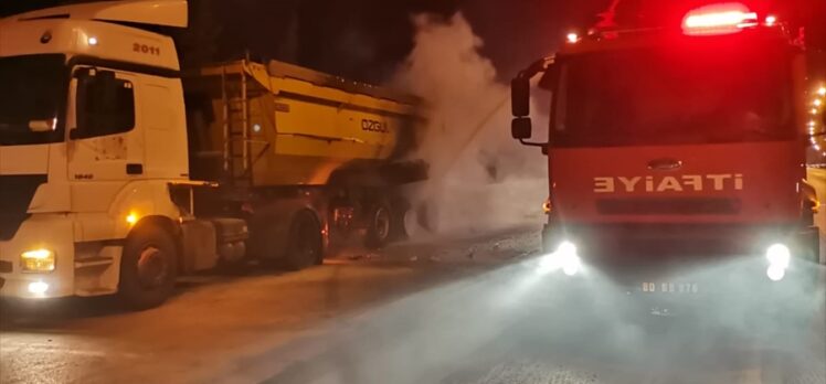 Osmaniye'de seyir halindeki tırın lastikleri alev aldı