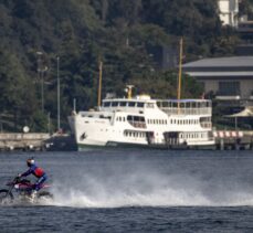 Özel yapım motosikletiyle su üzerinde İstanbul Boğazı'nı geçti