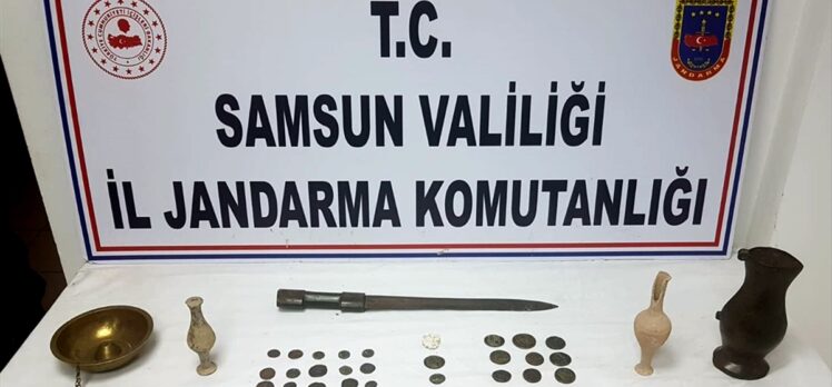 Samsun'da bir araçta 35 sikke, 2 gözyaşı şişesi ile çeşitli tarihi eserler ele geçirdi