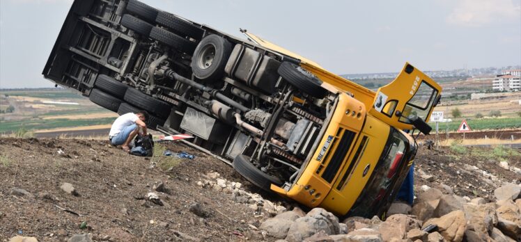 Şanlıurfa'da tırın şarampole devrilmesi sonucu 3 kişi yaralandı