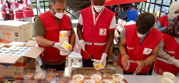 Sel bölgesinde yardım çalışmalarına katılan Somalili Said Ali Nur vefa örneği gösteriyor