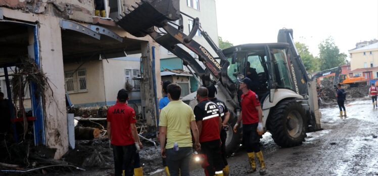 Sel felaketinin yaşandığı Bozkurt'ta arama kurtarma ve temizlik çalışmaları devam ediyor