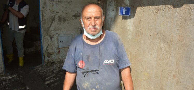 Sel yaşanan Kastamonu'da vatandaşlar, evlerini temizleyen askerlere minnettar