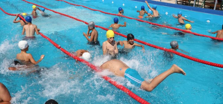 Siirtli çocuklar portatif havuzda hem eğlenecek hem yüzecek