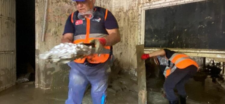 Sinop'ta selin ardından el birliğiyle temizlenen cami hizmete hazır