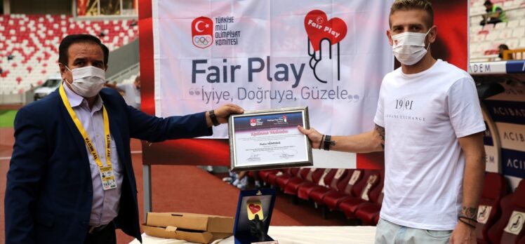 Sivassporlu futbolcu Pedro Henrique'ye Göztepe maçı öncesi fair play ödülü verildi