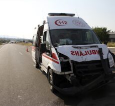 Sivas'ta ambulansla hafif ticari araç çarpıştı: 7 yaralı