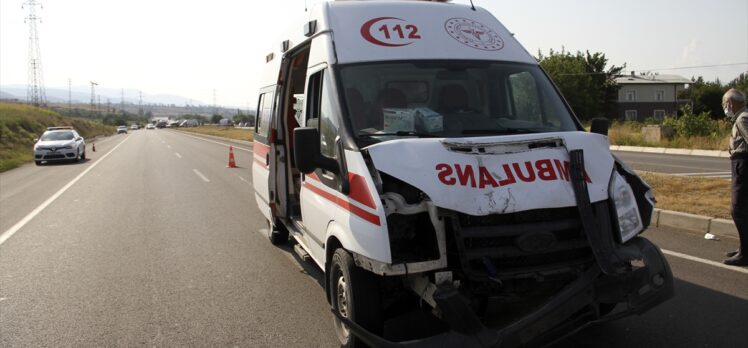 Sivas'ta ambulansla hafif ticari araç çarpıştı: 7 yaralı