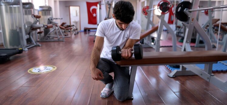 “Tozlu masa” ile başladığı bilek güreşinde şampiyonluklara uzandı