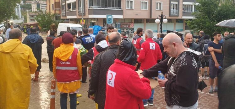 Türk Kızılay, Batı Karadeniz'de sıcak yemek dağıtmaya başladı